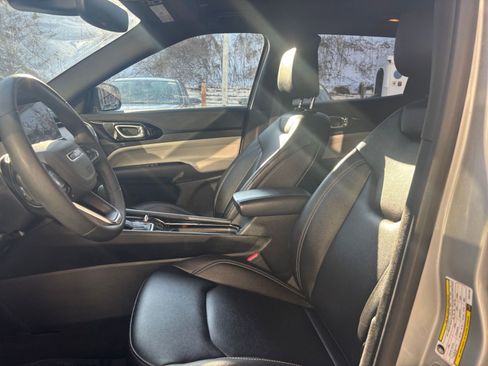 Used 2025 Jeep Compass Limited image 37