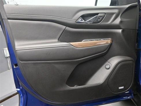 Used 2023 GMC Acadia SLE w/ Driver Convenience Package image 12