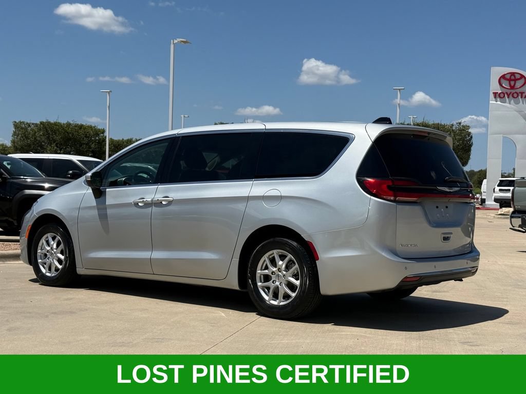 Used 2023 Chrysler Pacifica Touring-L FWD image 3