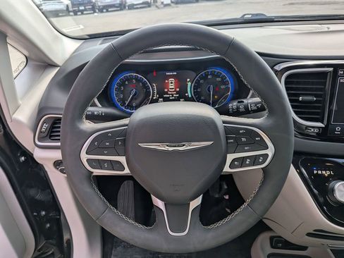 Used 2024 Chrysler Pacifica Touring-L image 21
