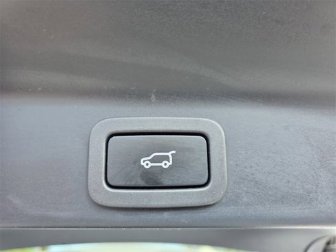 Used 2020 Jaguar F-PACE SVR image 19