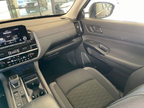 Used 2025 Nissan Pathfinder SV image 36