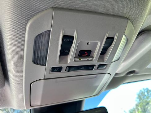 Used 2024 Toyota Highlander XLE FWD image 32