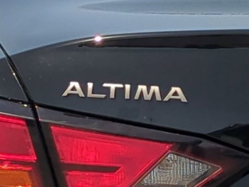 Used 2025 Nissan Altima 2.5 SV FWD image 10