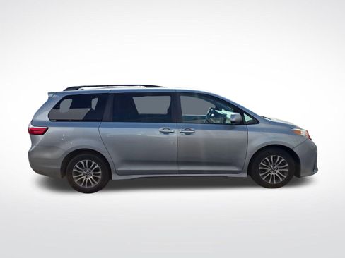 Used 2018 Toyota Sienna XLE FWD image 4
