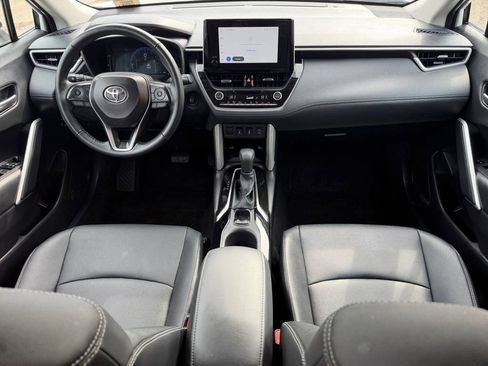 Used 2024 Toyota Corolla Cross XLE w/ Convenience Package image 12