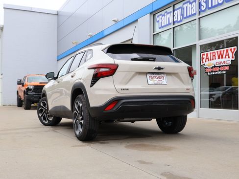 New 2026 Chevrolet Trax RS w/ Sunroof Package FWD image 35
