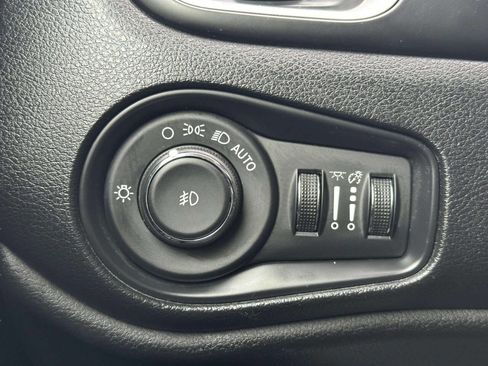 Used 2020 Jeep Renegade Latitude AWD/4WD image 33