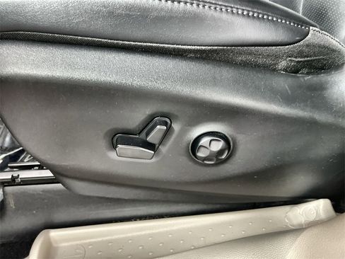 Used 2024 Chrysler Pacifica Touring-L image 14