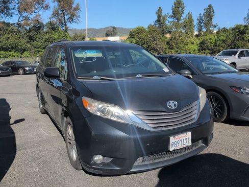 Used 2015 Toyota Sienna XLE image 2