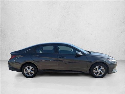 Used 2022 Hyundai Elantra SE FWD image 4
