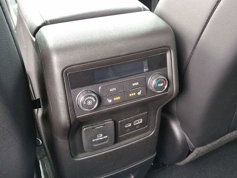 Certified 2023 GMC Acadia SLT w/ Preferred Package image 21