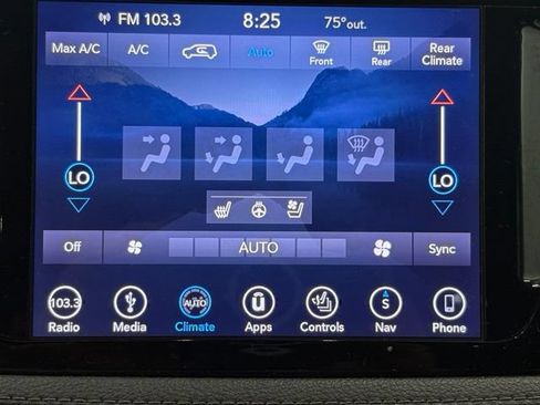 Used 2018 Chrysler Pacifica Limited w/ Tire & Wheel Group FWD image 26