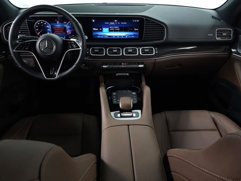 Used 2024 Mercedes-Benz GLS 450 4MATIC image 11