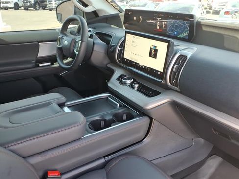 Used 2025 Ford Expedition Active image 10