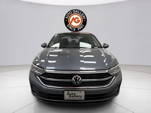 Used 2024 Volkswagen Jetta SE FWD image 2