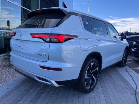 New 2025 Mitsubishi Outlander 4WD Plug-In Hybrid image 2