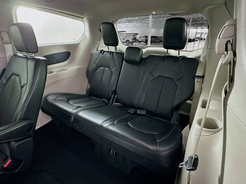 Used 2024 Chrysler Pacifica Touring-L FWD image 28