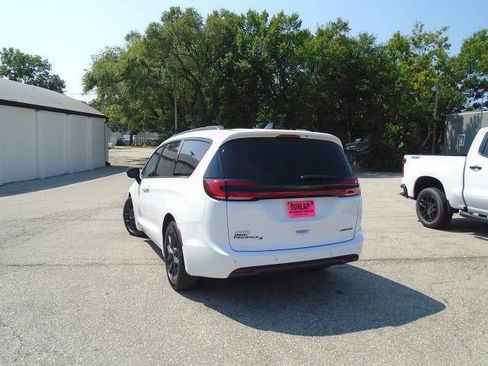 Used 2025 Chrysler Pacifica Limited FWD image 32