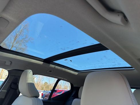 Used 2022 Volvo XC40 T5 Momentum w/ Premium Package image 31