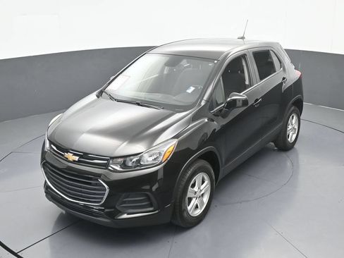 Used 2022 Chevrolet Trax LS w/ Tint and Cruise Package AWD/4WD image 39