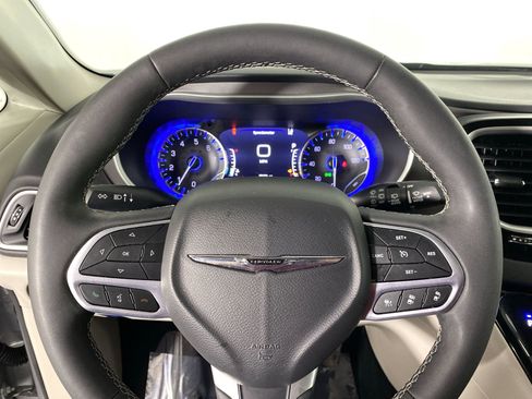 Used 2024 Chrysler Pacifica Touring-L image 20