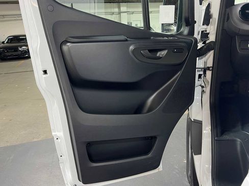 Used 2025 Mercedes-Benz Sprinter 2500 image 18
