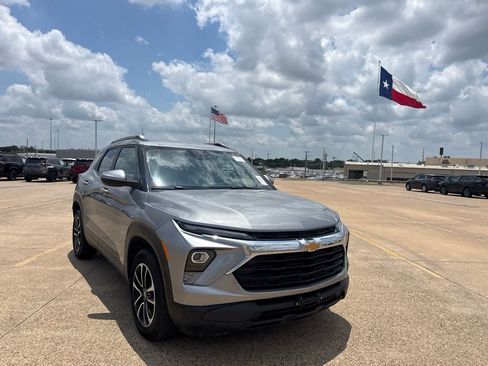Used 2025 Chevrolet TrailBlazer LT AWD/4WD image 2
