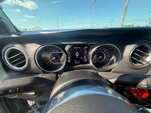 Used 2020 Jeep Gladiator Overland AWD/4WD image 17