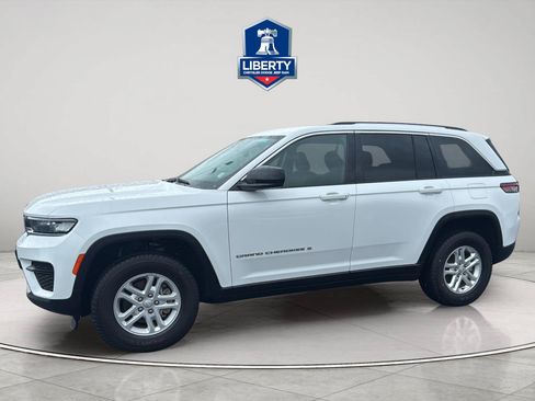 Used 2023 Jeep Grand Cherokee Laredo AWD/4WD image 4