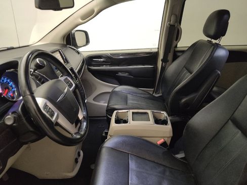 Used 2016 Chrysler Town & Country Touring image 17