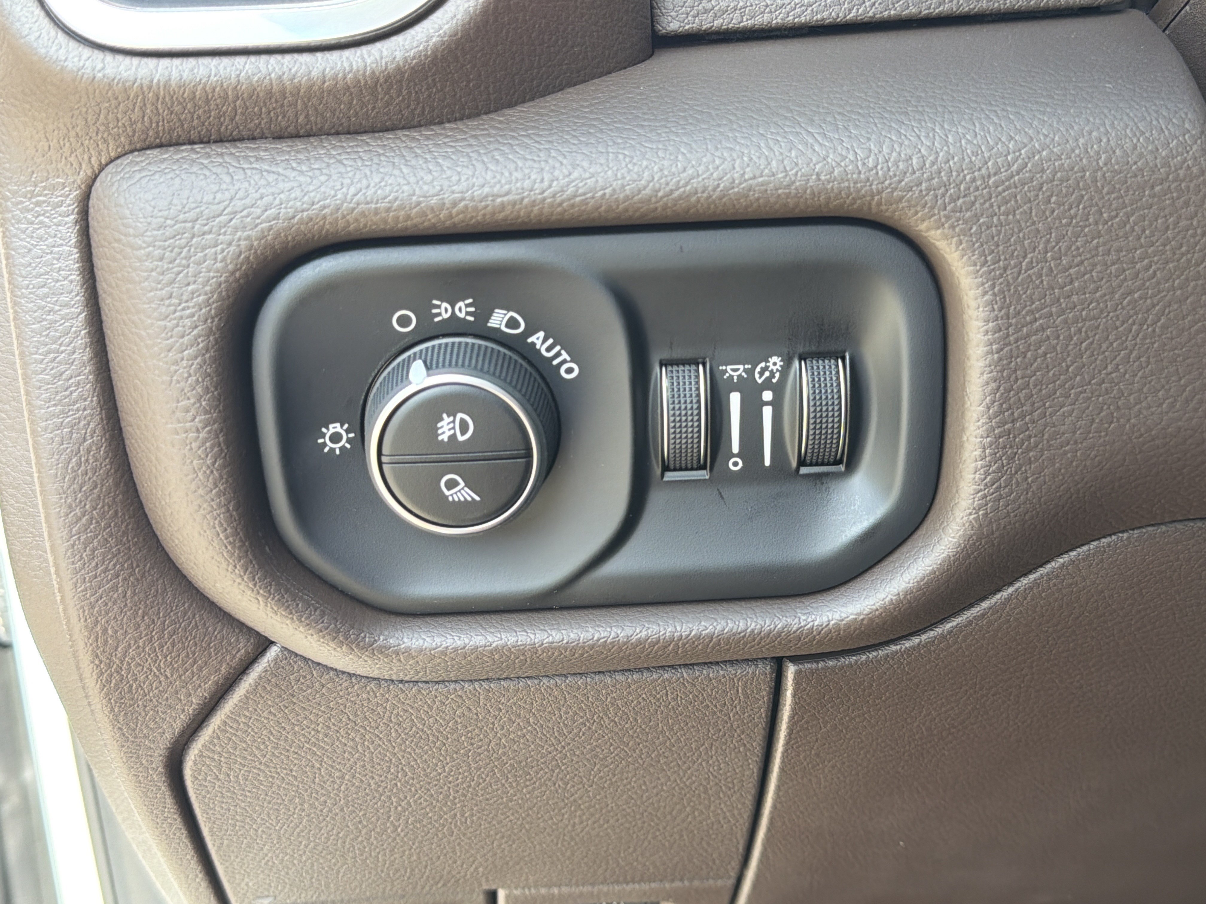 Used 2026 RAM 2500 Laramie AWD/4WD image 33