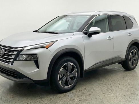 Used 2025 Nissan Rogue SV AWD/4WD image 3