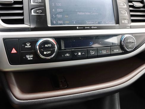 Used 2019 Toyota Highlander XLE AWD/4WD image 30