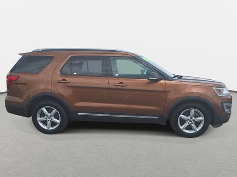 Used 2017 Ford Explorer XLT w/ Equipment Group 202A FWD image 4