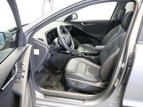 Used 2023 Kia Niro SX Touring image 14