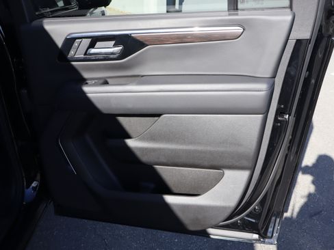 Certified 2025 Chevrolet Suburban Z71 w/ Sun And Tow Package image 35