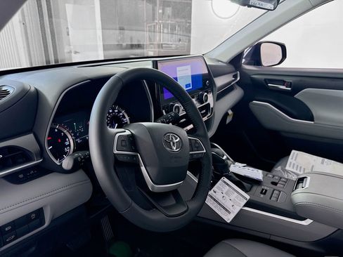 Certified 2025 Toyota Highlander XLE image 6