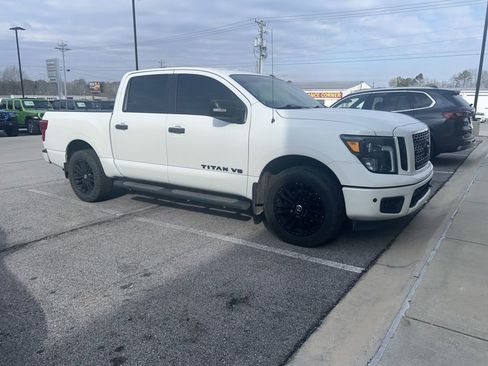 Used 2019 Nissan Titan SV w/ SV Convenience Package image 3