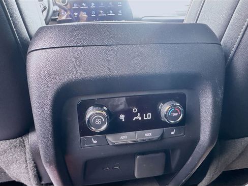 Used 2024 Chevrolet Traverse RS FWD image 23