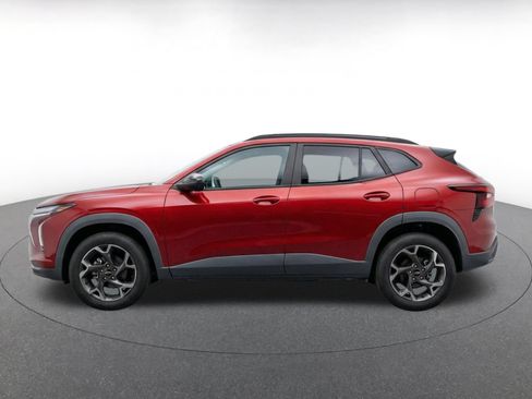 Used 2025 Chevrolet Trax LT FWD image 4