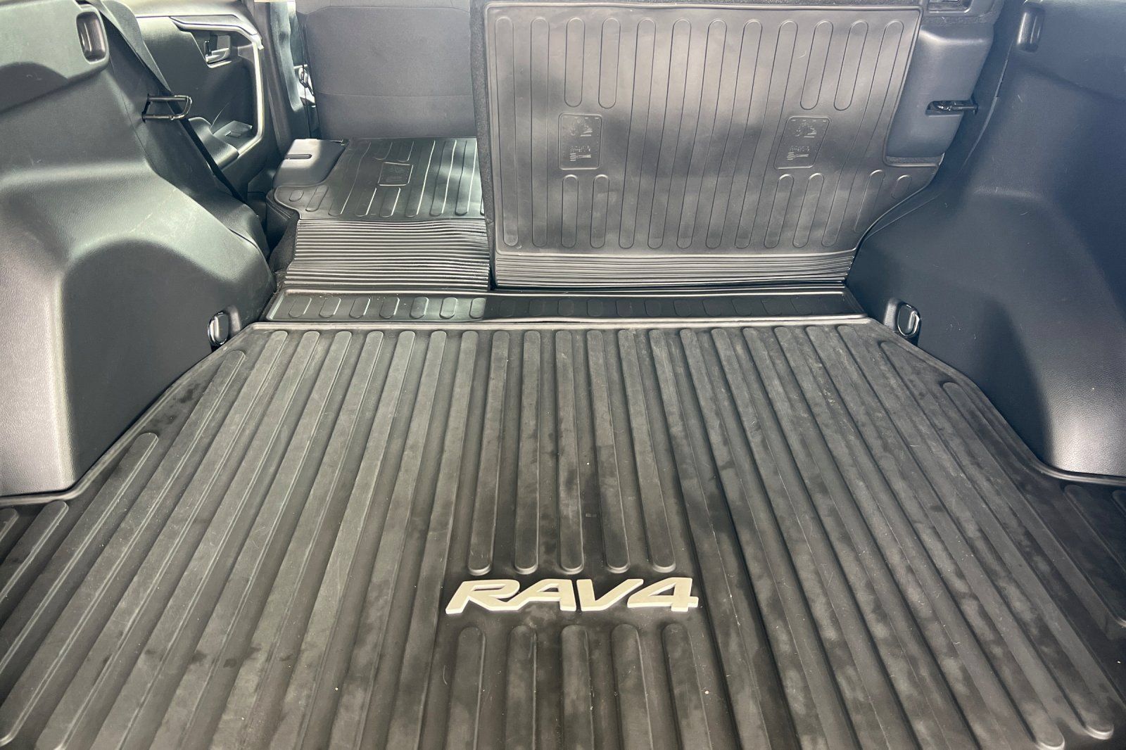 Used 2022 Toyota RAV4 XLE AWD/4WD image 12