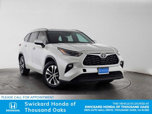 Used 2023 Toyota Highlander XLE FWD image 1