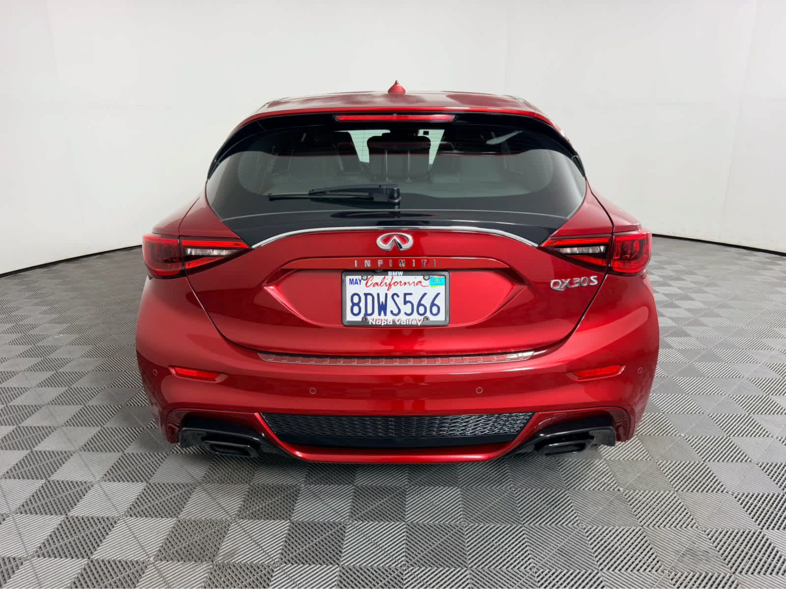 Used 2017 INFINITI QX30 Sport w/ Sport Leather Package FWD image 4