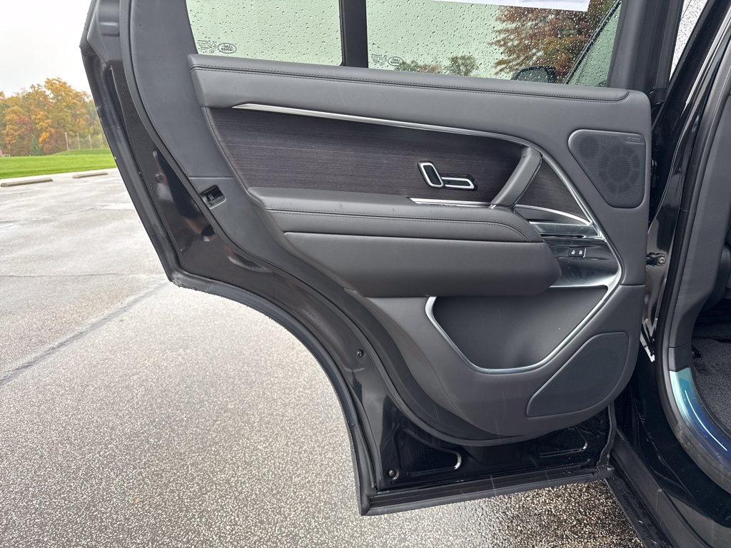 New 2025 Land Rover Range Rover SE AWD/4WD image 13