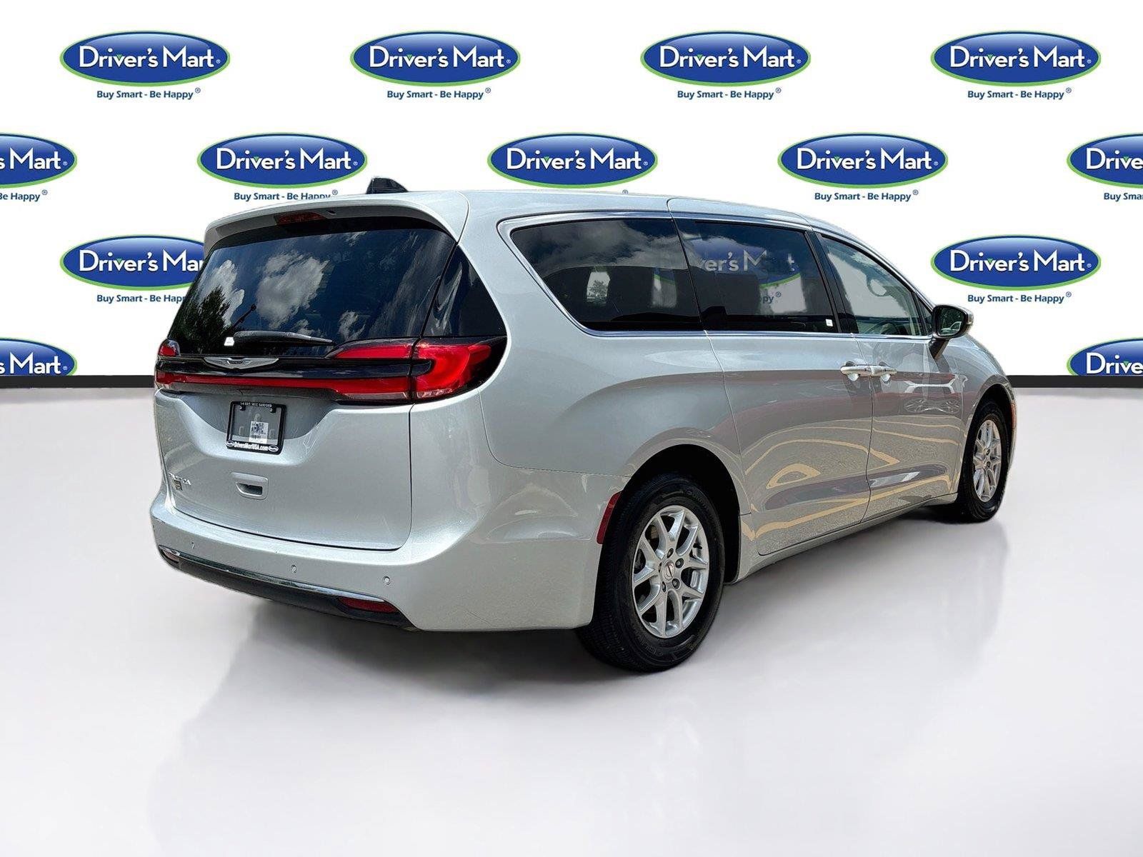 Used 2023 Chrysler Pacifica Touring-L FWD image 7