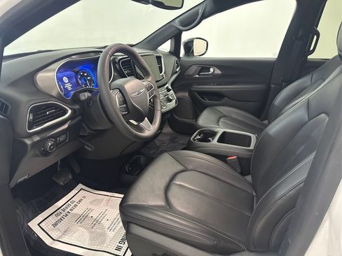Used 2025 Chrysler Pacifica Select FWD image 15