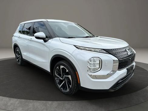Used 2022 Mitsubishi Outlander ES AWD/4WD image 3