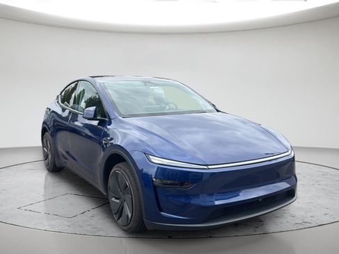 Used 2026 Tesla Model Y Long Range RWD image 1