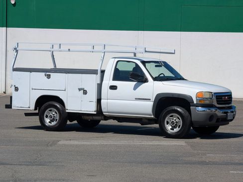 Used 2005 GMC Sierra 2500 W/T RWD image 1